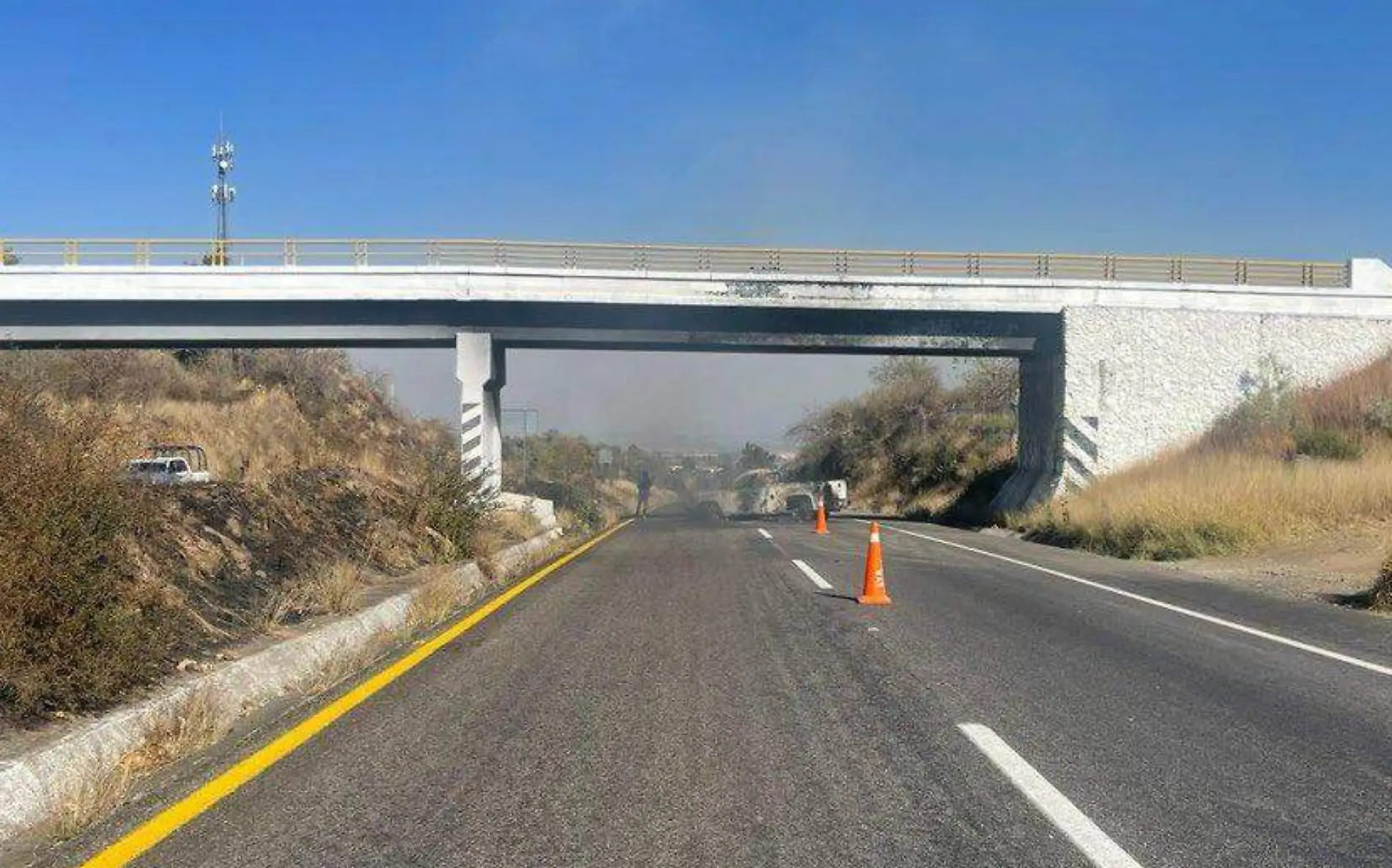 Quema de camioneta en la carretera Morelia-Pátzcuaro